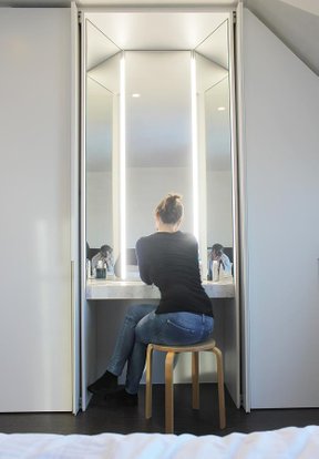 Project RVWES - Maatwerkkasten slaapkamer met ingewerkte make-up ruimte