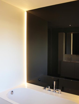 Project FOWES - Totaalinrichting badkamer - accenten met zwart spiegelglas en indirecte verlichting
