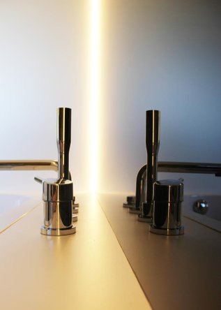 Project FOWES - Totaalinrichting badkamer - detail kraanwerk met accenten van zwart spiegelglas en indirecte verlichting